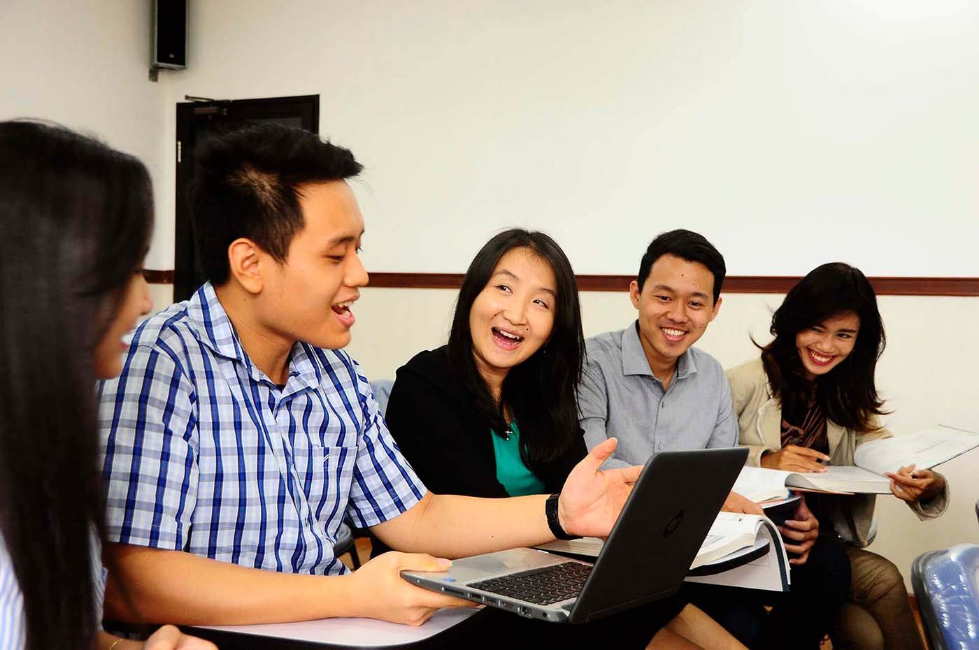 Diskusi Kelompok - Magister Teknik Industri UBAYA